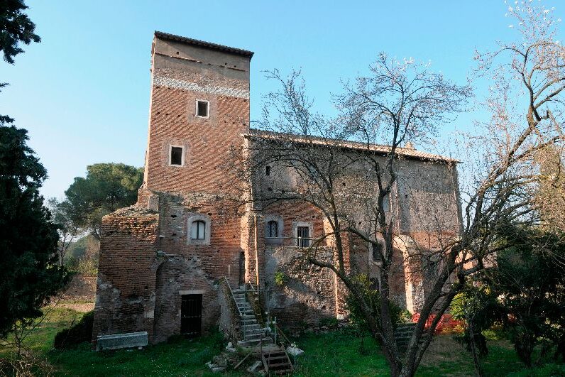 Il casale di Santa Maria Nova durante i lavori di restauro.
