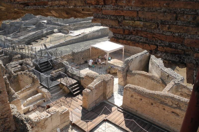 Restauro in corso dei pavimenti in marmo della Villa