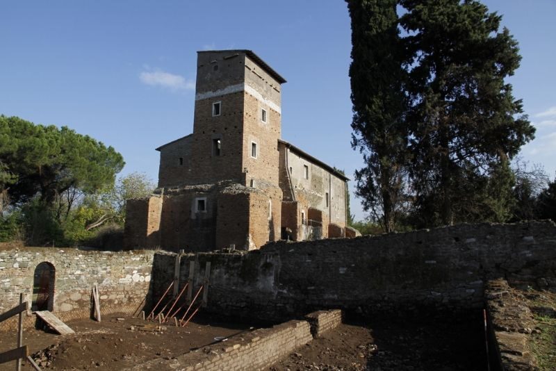 Scavi archeologici in corso di fronte al casale di Santa Maria Nova.