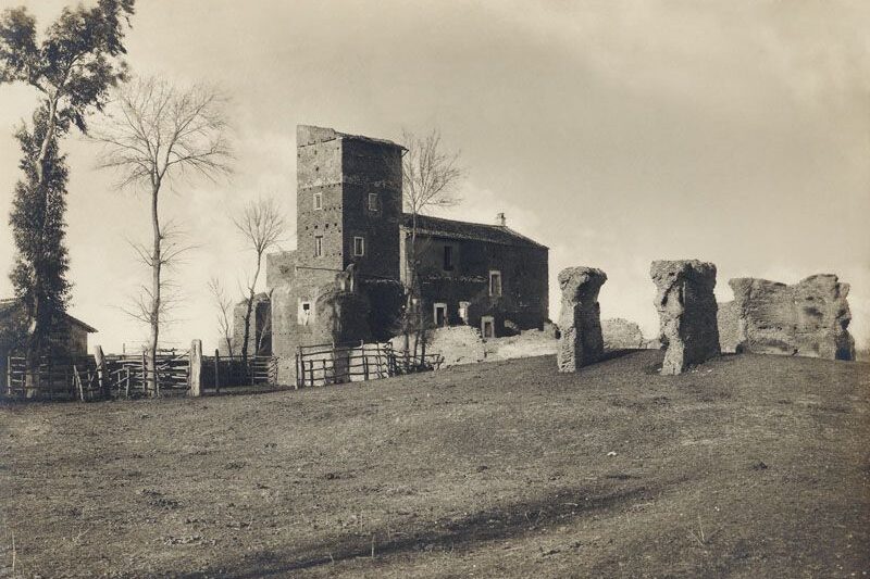Il casale di Santa Maria Nova in una fotografia storica (Archivio PAAA, fine Ottocento - inizi Novecento).