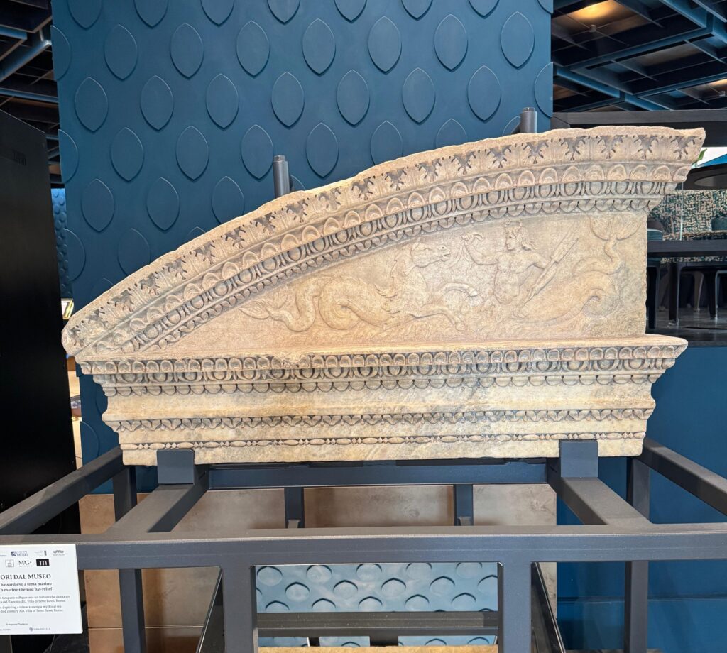 Il frontone a tema marino proveniente da Villa di Sette Bassi in esposizione nel Sina Bernini Bristol di Piazza Barberini
